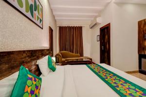 Treebo Riddhi Paradise - 15 mins from Airport房間的床