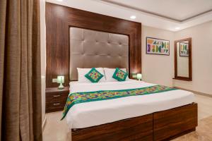 Treebo Riddhi Paradise - 15 mins from Airport房間的床