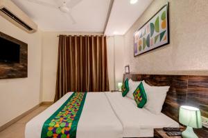Treebo Riddhi Paradise - 15 mins from Airport房間的床