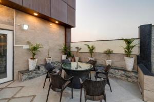 Treebo Riddhi Paradise - 15 mins from Airport陽台或露臺