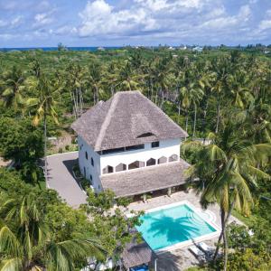 ワタムにあるKiboko Nyumbaのスイミングプール付きのヴィラの空中ビュー
