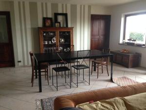 a dining room with a black table and chairs at B&B Il Giovine in Campello sul Clitunno