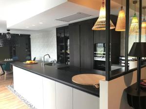 Kuchyň nebo kuchyňský kout v ubytování Villa Design de Luxe, vue Bréhat