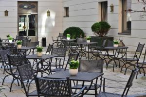 A restaurant or other place to eat at Monbijou Hotel