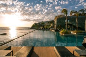 普洛马里翁Porto Plomari的海景度假无边泳池