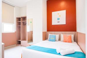 Postel nebo postele na pokoji v ubytování Sans Hotel Rajawali Surabaya by RedDoorz + 37 fotografií