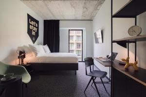 Postel nebo postele na pokoji v ubytování The Social Hub Porto Extended Stay