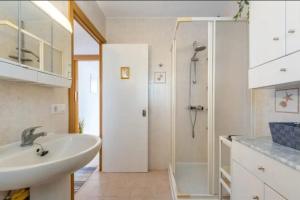 a white bathroom with a sink and a shower at Torreblanca E&S in Torrevieja +5 photos