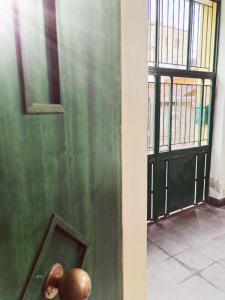 カステッランマーレ・ディ・スタービアにあるIl Rifugio delle Conchiglieの真鍮の取っ手と窓が付いた緑色のドア