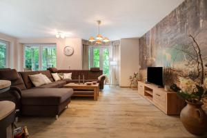 a living room with a couch and a tv at Ferienhaus im Grünen in Harsefeld