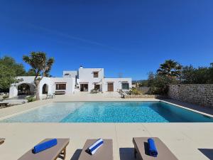 Basen w obiekcie INIBIZA VILLAS - Villa Bello lub w pobliżu