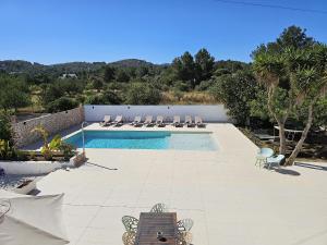 Basen w obiekcie INIBIZA VILLAS - Villa Bello lub w pobliżu