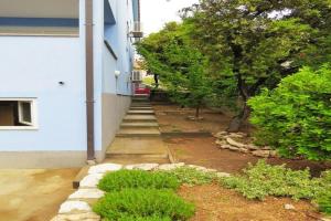 Zahrada ubytování Inviting Apartment near Mala Mandra Beach