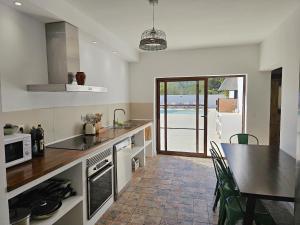 Kuchnia lub aneks kuchenny w obiekcie INIBIZA VILLAS - Villa Bello