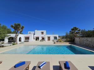 Basen w obiekcie INIBIZA VILLAS - Villa Bello lub w pobliżu
