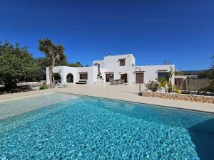 Basen w obiekcie INIBIZA VILLAS - Villa Bello lub w pobliżu