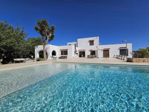 Basen w obiekcie INIBIZA VILLAS - Villa Bello lub w pobliżu