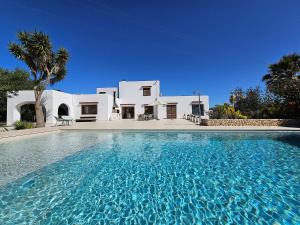 Basen w obiekcie INIBIZA VILLAS - Villa Bello lub w pobliżu