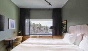 ストックホルムにあるスカンディック アルビックの大きなベッドと大きな窓のある寝室 +37枚の写真