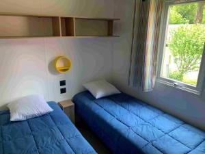 Ένα ή περισσότερα κρεβάτια σε δωμάτιο στο Camping 3 étoiles - Piscine - ccbbehi