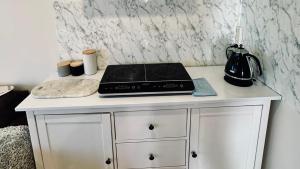 un forno a piano cottura posto sopra un bancone di 20 minutes to Mel CBD 2 BRs AirCon unit guest house a Laverton