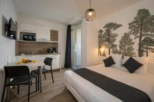 Kuchyň nebo kuchyňský kout v ubytování Lagrange Apart Hôtel Mulhouse Saint Sauveur