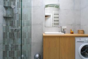 a bathroom with a sink and a shower at Laguna Beskidów Resort - APARTAMENTY ŻEGLARSKIE in Zarzecze +15 photos