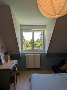 a bedroom with a bed and a desk and a window at Korrigan Cove maison 8 personnes Saint Benoit in Saint-Benoît-des-Ondes +35 photos