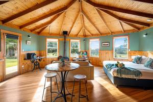 une chambre avec un lit et une table dans une pièce dans l'établissement Mavista Cottage, à Adventure Bay 33 autres photos