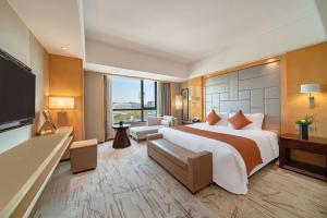 Postel nebo postele na pokoji v ubytování Swissôtel Guangzhou