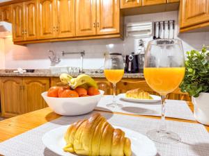 San AndrésにあるVivienda Sextanteのテーブル(オレンジジュース2杯、クロワッサン付)