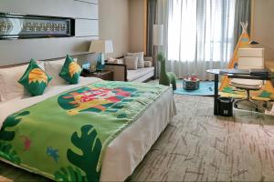 Postel nebo postele na pokoji v ubytování Swissôtel Guangzhou