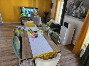 magnifique appartement à Mons的休息区