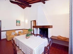 jadalnia ze stołem i kanapą w obiekcie Pleasant Apartment with Swimming Pool,Garden,BBQ, Parking w mieście Lucolena in Chianti