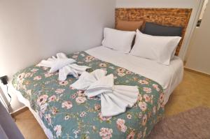 Giường trong phòng chung tại Theo Studio Lake View Escape