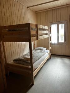 ファイドにあるCepis apartmentsの二段ベッドが2つある寝室 +15枚の写真