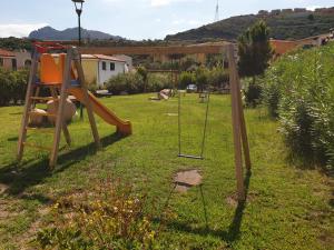 Ο χώρος παιχνιδιού για παιδιά στο Casa in Residence con Piscina a 10 Minuti dal Mare +21 φωτογραφίες
