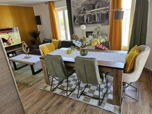 magnifique appartement à Mons的电视和/或娱乐中心