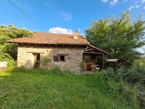 an old stone house in a field of grass at Chambre insolite in Saint-Mathieu +26 photos