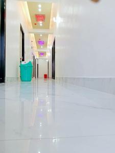 范兰德凡Hotel Dev Shri Residency ! near Prem mandir & ISCKON ! Fully AC rooms ! Café & Banquet, Free parking & Lift availability的相册照片
