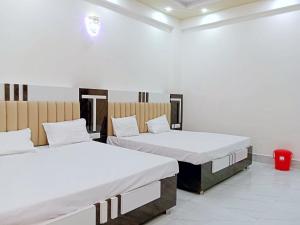 Hotel Dev Shri Residency ! near Prem mandir & ISCKON ! Fully AC rooms ! Café & Banquet, Free parking & Lift availability客房内的一张或多张床位