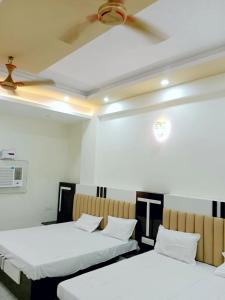 Hotel Dev Shri Residency ! near Prem mandir & ISCKON ! Fully AC rooms ! Café & Banquet, Free parking & Lift availability客房内的一张或多张床位