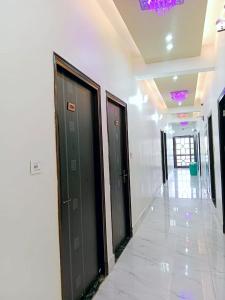 范兰德凡Hotel Dev Shri Residency ! near Prem mandir & ISCKON ! Fully AC rooms ! Café & Banquet, Free parking & Lift availability的相册照片