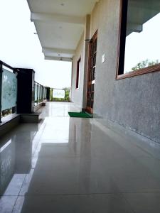 Hotel Dev Shri Residency ! near Prem mandir & ISCKON ! Fully AC rooms ! Café & Banquet, Free parking & Lift availability的电视和/或娱乐中心