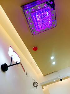 范兰德凡Hotel Dev Shri Residency ! near Prem mandir & ISCKON ! Fully AC rooms ! Café & Banquet, Free parking & Lift availability的相册照片