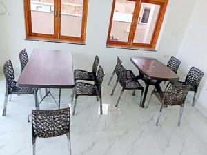 范兰德凡Hotel Dev Shri Residency ! near Prem mandir & ISCKON ! Fully AC rooms ! Café & Banquet, Free parking & Lift availability的相册照片