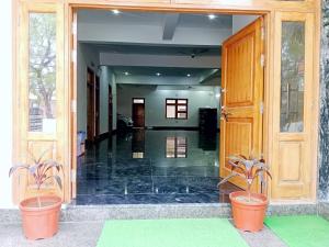 Hotel Dev Shri Residency ! near Prem mandir & ISCKON ! Fully AC rooms ! Café & Banquet, Free parking & Lift availability的门面或入口