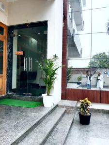 范兰德凡Hotel Dev Shri Residency ! near Prem mandir & ISCKON ! Fully AC rooms ! Café & Banquet, Free parking & Lift availability的相册照片