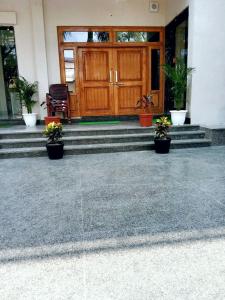 Hotel Dev Shri Residency ! near Prem mandir & ISCKON ! Fully AC rooms ! Café & Banquet, Free parking & Lift availability的门面或入口