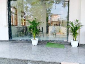 Hotel Dev Shri Residency ! near Prem mandir & ISCKON ! Fully AC rooms ! Café & Banquet, Free parking & Lift availability的阳台或露台
